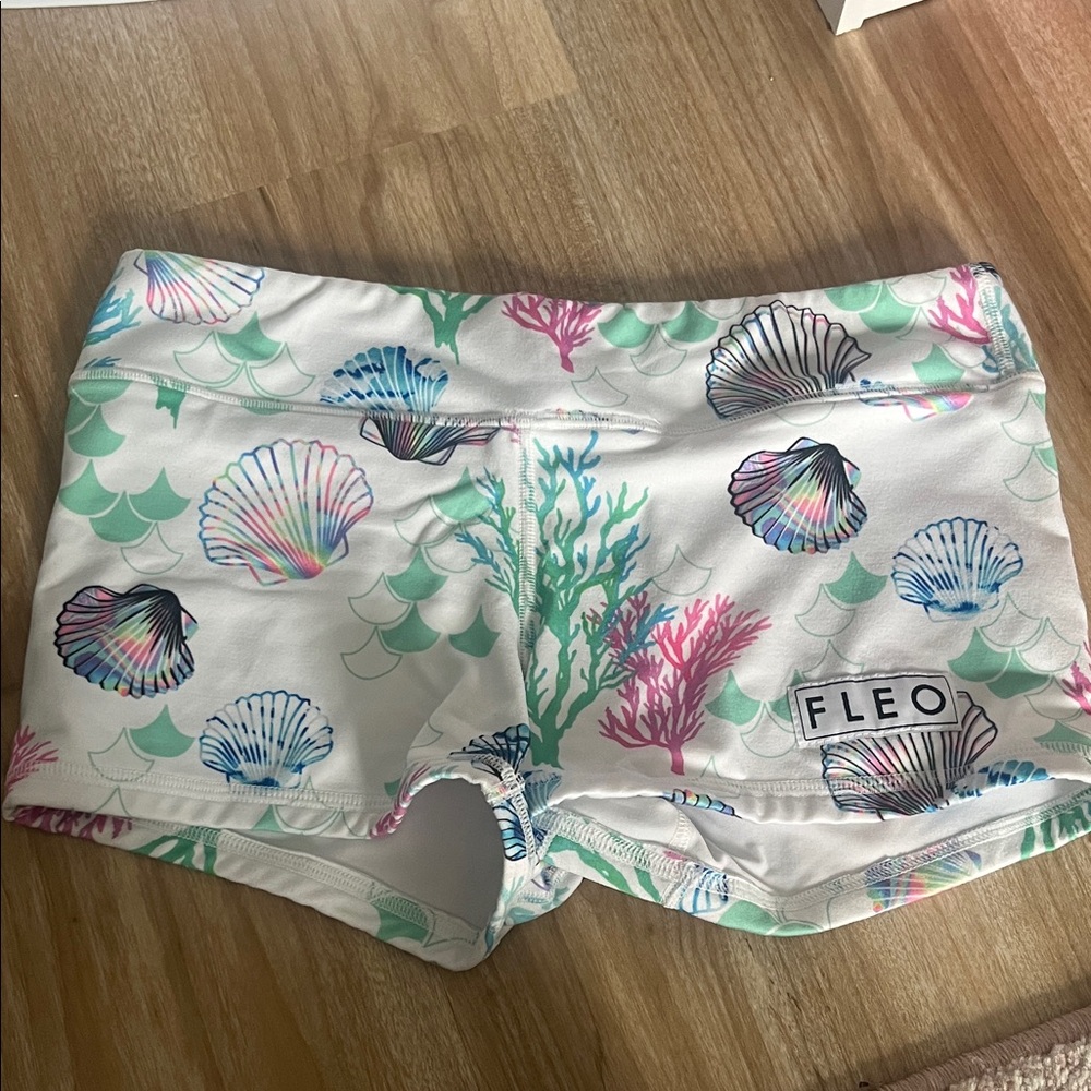Fleo Shorts - White with Multicolor Seashells